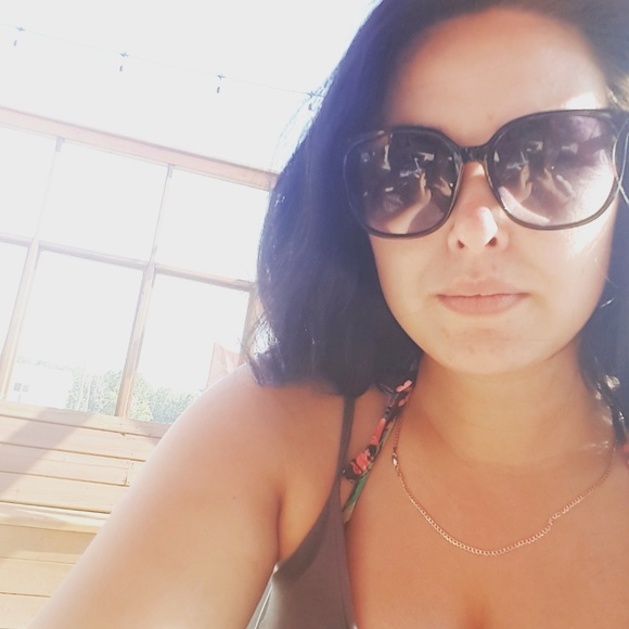 Meet your Posher, Andrea - Picture 1 of 2